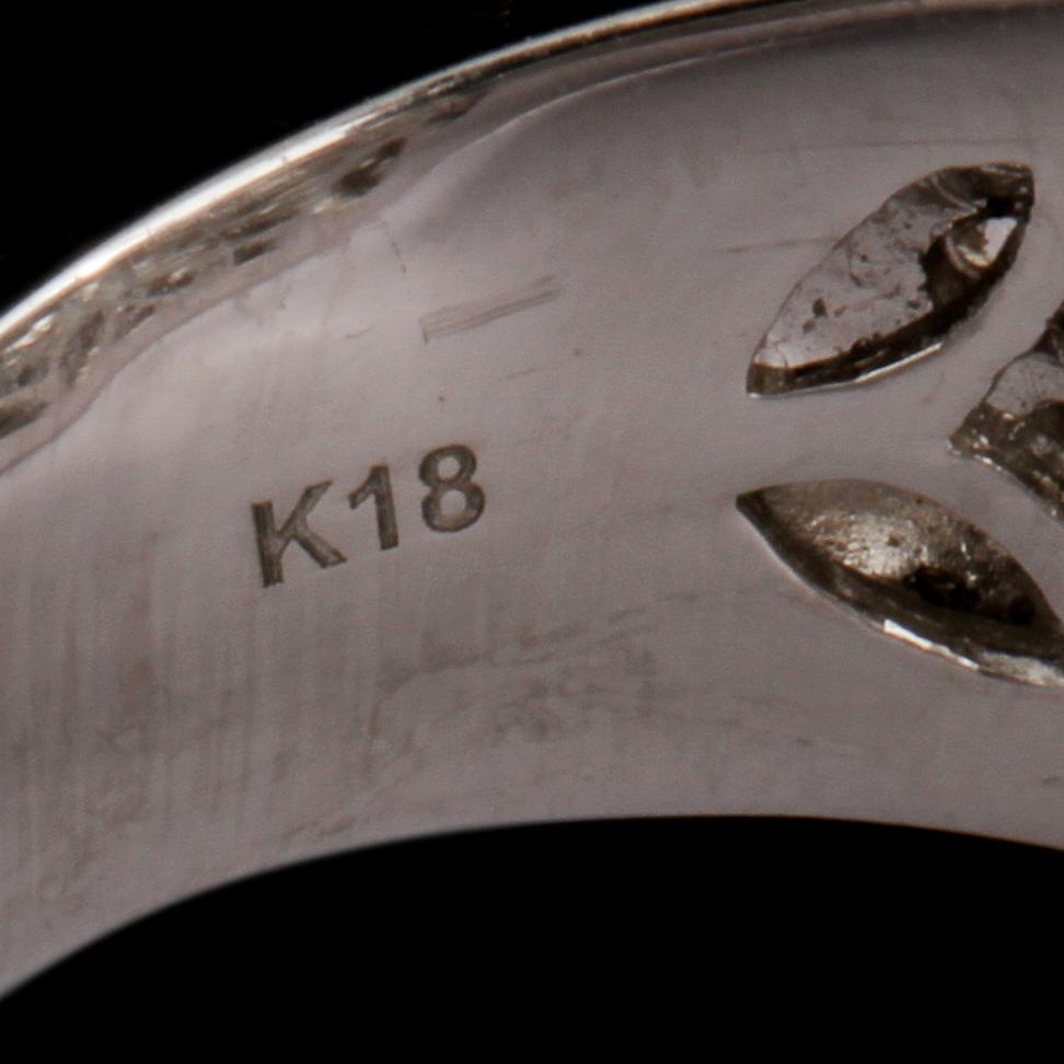 RING, 18k vitguld med 123 briljantslipade diamanter, totalt 2.92 ct. Vikt 11 g.