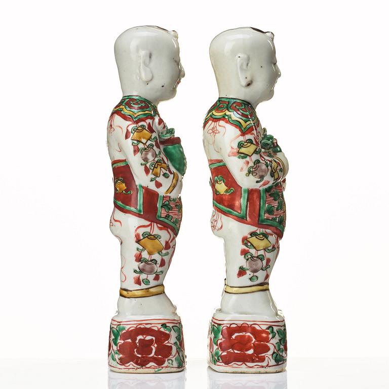 A pair of famille verte "lauging boys", Qing dynasty, Kangxi (1662-1722).