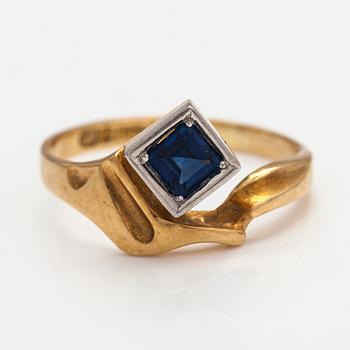 Zoltan Popovits, "Lido", an 18K gold ring with a sapphire. Lapponia 1984.