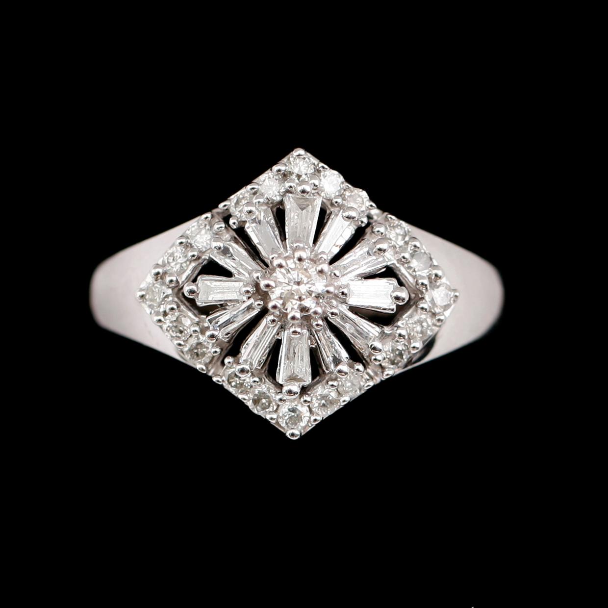 RING, 10 k vitguld, briljantslipade diamanter tot 0.75 ct.