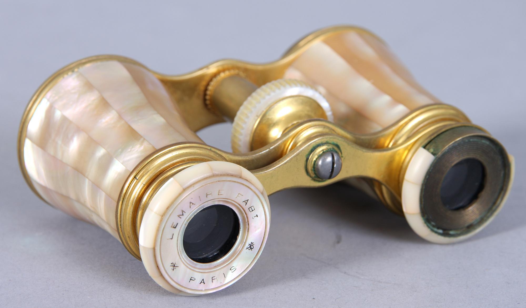 TEATERKIKARE, pärlemor och gulmetall, 1800/1900-tal.