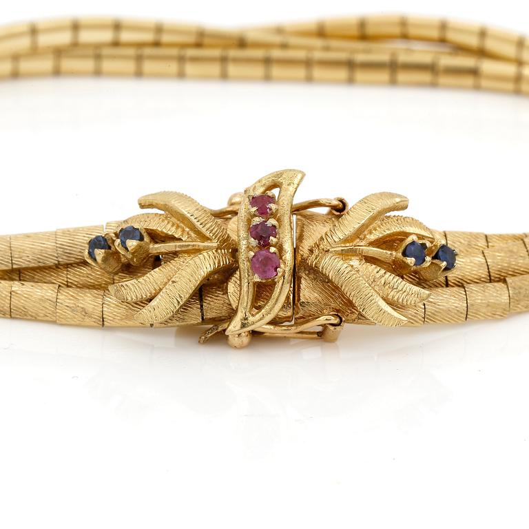 HALSBAND samt ARMBAND, 18K guld troligen med små safirer och rubiner. Total vikt ca 71 g.