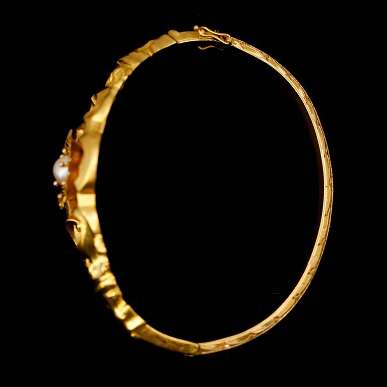 ARMBAND, 18K guld, odlad pärla, 1846. Total vikt ca 20 g.