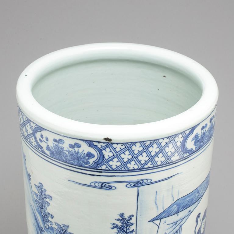 A large Chinese blue and white vase, 20th century.