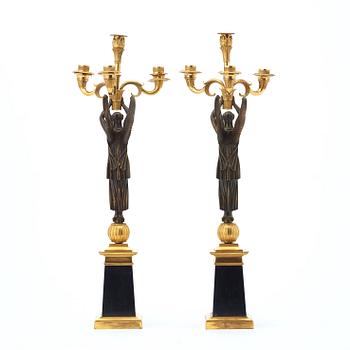 KANDELABRAR, för fyra ljus, ett par, Frankrike, 1800-talets början, Empire.