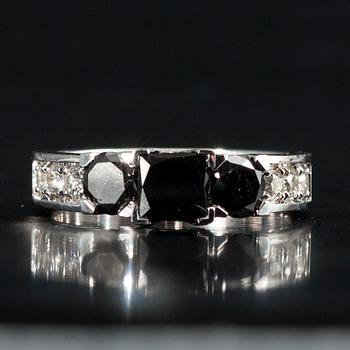 RING, vitguld 14K, prinsess- och briljantslipade diamanter, tot. 1,77 ct. Vikt 4 g. Intyg.