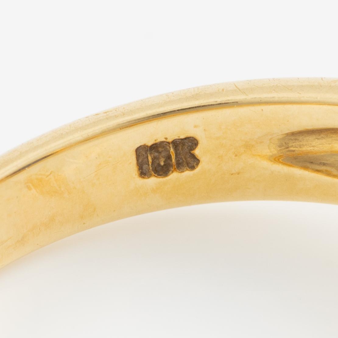 Ring, 18K gold with blue sapphire and carré-cut diamonds.