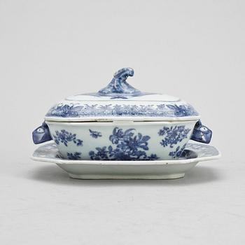 SMÖRTERRIN MED FAT, porslin, Kina, 1700-tal.