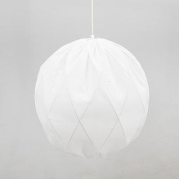 Tore Ahlsén, taklampa, "Pia-lampan", Gärsnäs.