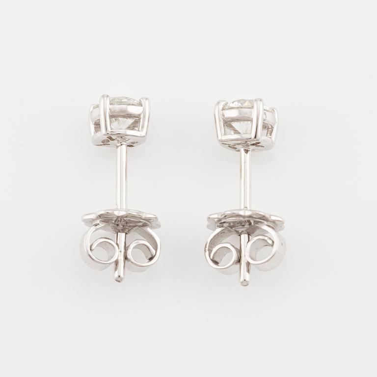 Earrings with brilliant-cut diamonds, accompanied by a GIA dossier.