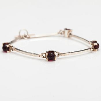 Elis Kauppi, A sterling silver bracelet with garnets. Kupittaan kulta, Turku.