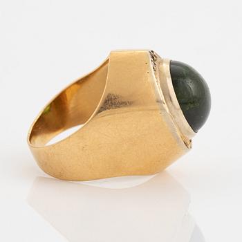 Ateljé Stigbert, Ring, guld med cabochonslipad grön turmalin och åttkantslipade diamanter.