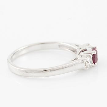 Ring 14K vitguld med rubin och briljantslipade diamanter.
