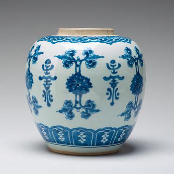 A large blue and white jar, Qing dynasty, Kangxi (1662-1722).