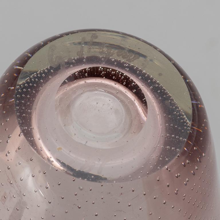 Gunnel Nyman, a glass vase, Nuutajärvi, Finland 1948.
