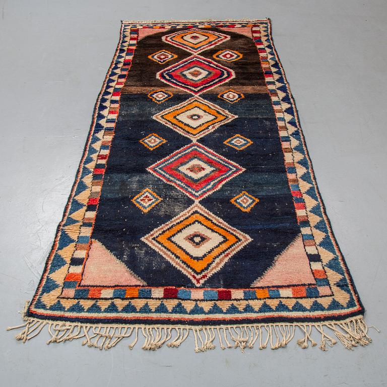 A CARPET, Antique Gabbeh, ca 312,5 x 127,5 cm.