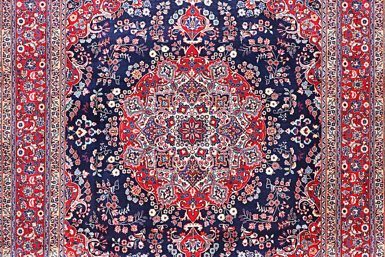 Carpet, Tabriz, ca 404 x 294 cm.
