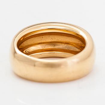 An 18K gold ring.