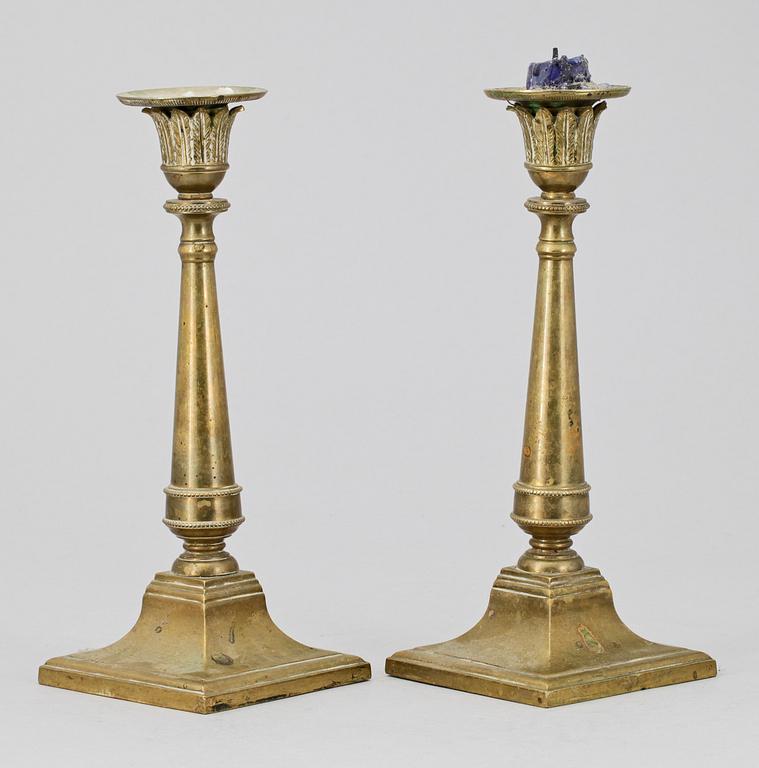 LJUSSTAKAR, ett par, brons, empirestil, omkring 1900.