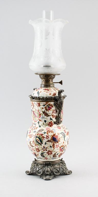 BORDSFOTOGENLAMPA, porslin, omkring år 1900.