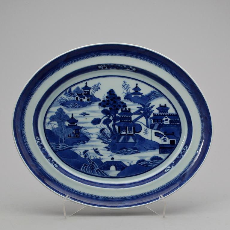 UPPLÄGGNINGSFAT, två st, porslin, Kina, Jiaqing, 1796-1820.