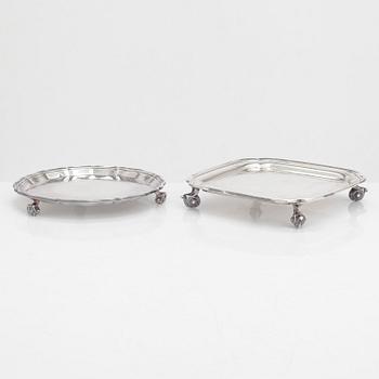 Visitkortsbrickor, 2 st, sterling silver, Viner's Ltd, Sheffield 1932 och 1940.