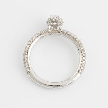 Ring med ovalslipad diamant ca 0,47 ct och briljantslipade diamanter.