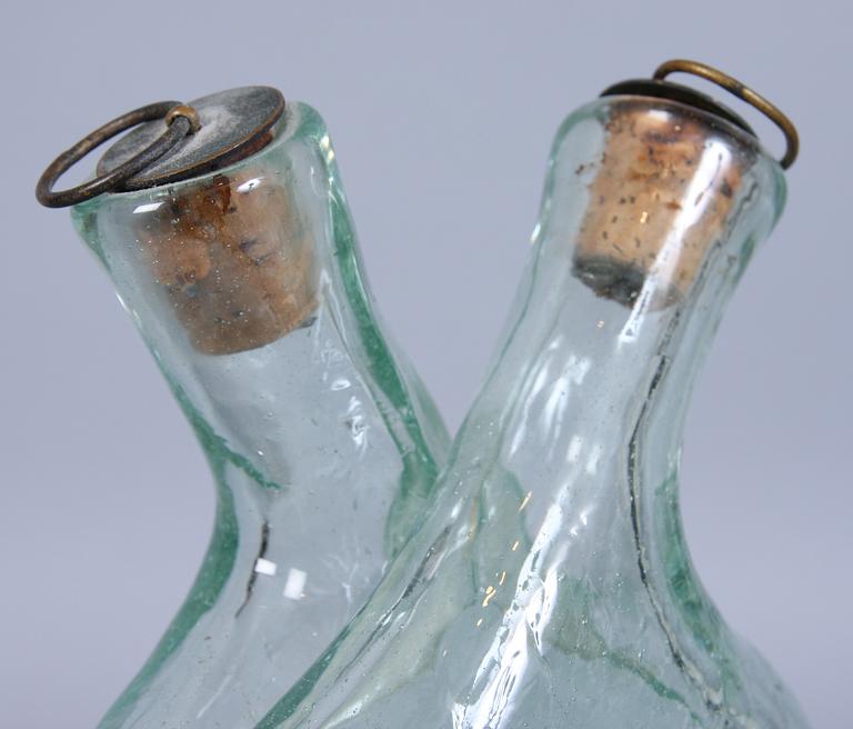 SNAPSFLASKA samt SNAPSGLAS, 5 st. Enligt uppgift från Skansens glasbruk.