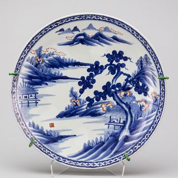 PRESENTERFAT, porslin. Japan, 1800-tal.