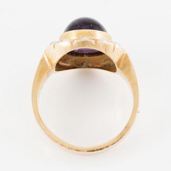 Ring, 18K gold with cabochon-cut amethyst and small pearls.