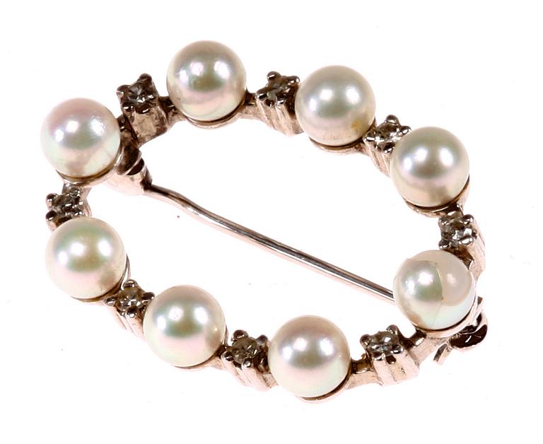 BROSCH, 18 k vitguld med odlade pärlor och åttkantslipade diamanter. 1900-tal.