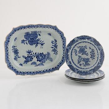 A Chinese blue and white porcelain serving dish with four plates, Qing dynasty, Qianlong (1736-95).