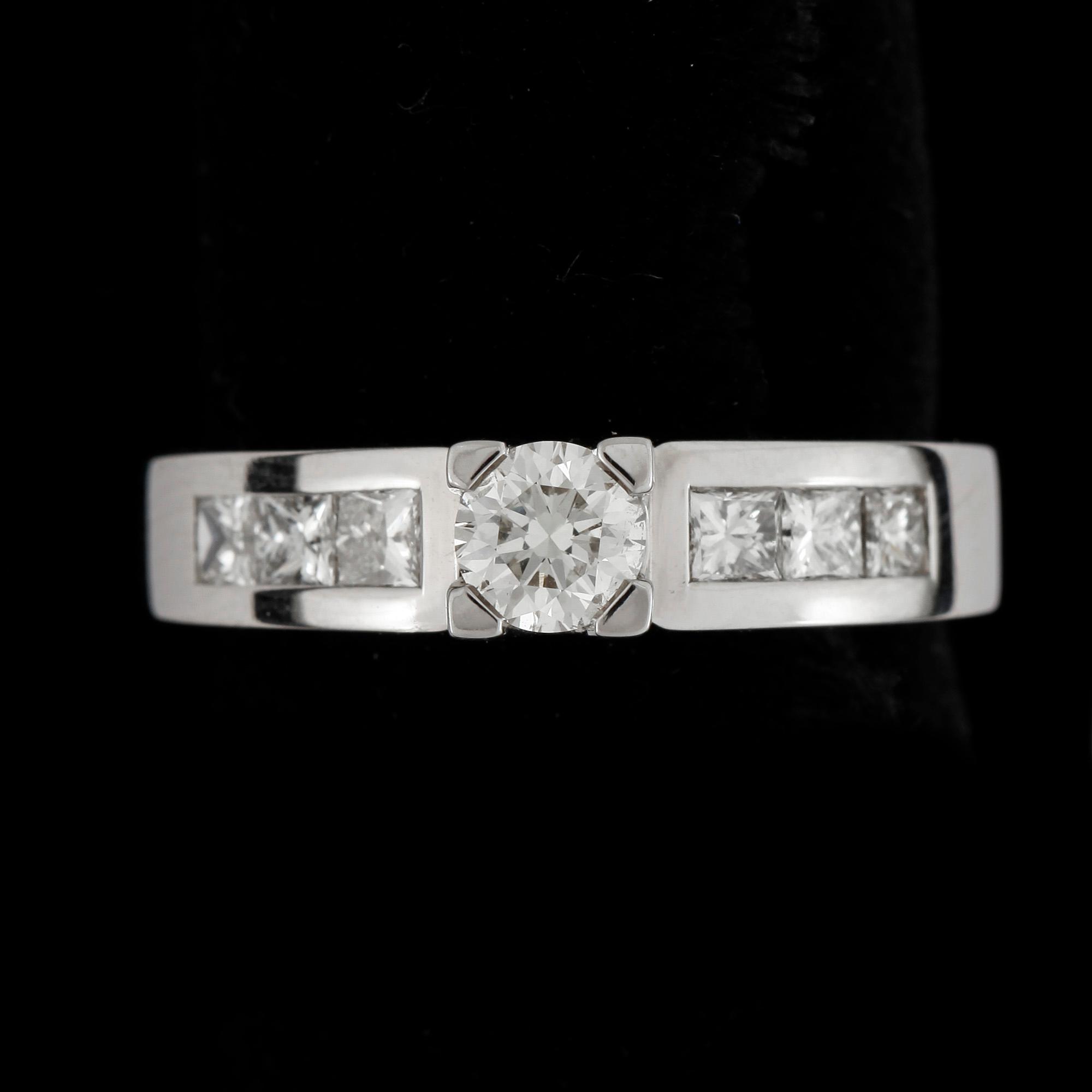 RING, 14k vitguld med briljantslipad diamanter ca0,43ct och prinsesslipade diamanter tot ca0,57ct. Vikt 5,9g.