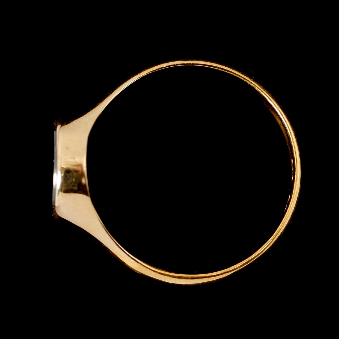 RING, 18 k, guld, Stockholm, med svart hematit. Total vikt ca 7 g.
