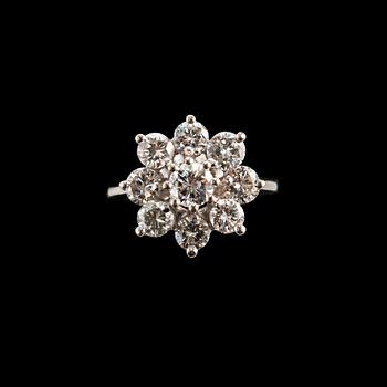 357. A RING, brilliant cut diamonds 1.65 ct. Centerstone c. 0.35 ct. 14K white gold. Size 17+, weight 5,1 g.