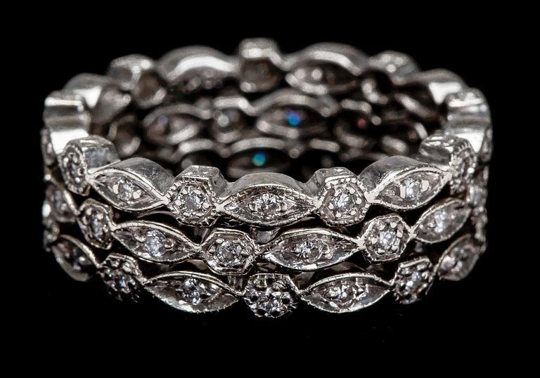 RINGAR, 3 st, 18 k vitguld med diamanter totalt ca 0.39 ct. Totalvikt ca 6 g.