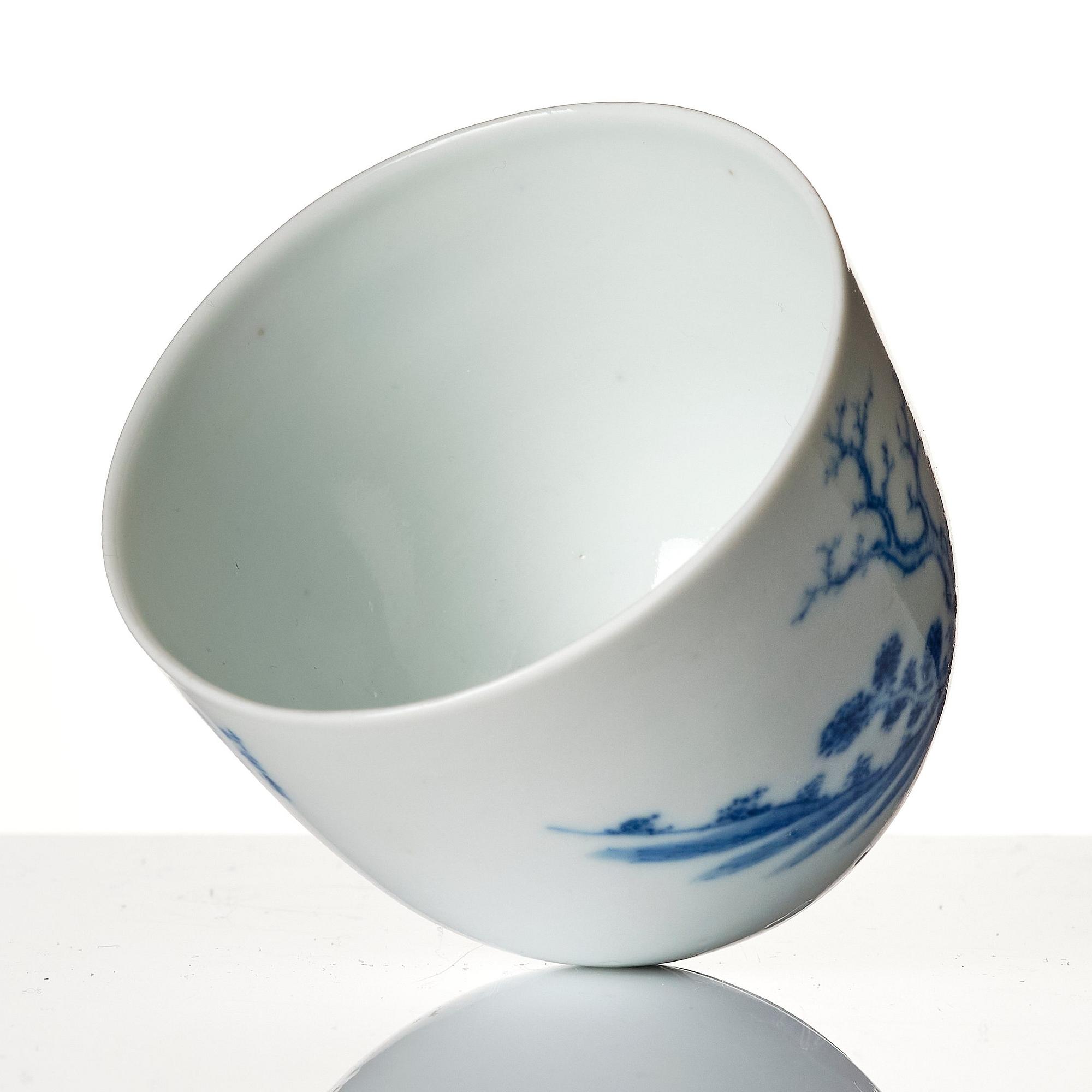 An elegant blue and white cup, Qing dynasty, 19th century.