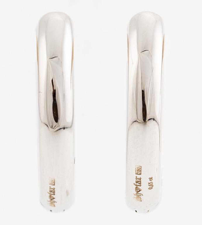 Hoop earrings 18K white gold with brilliant-cut diamonds.
