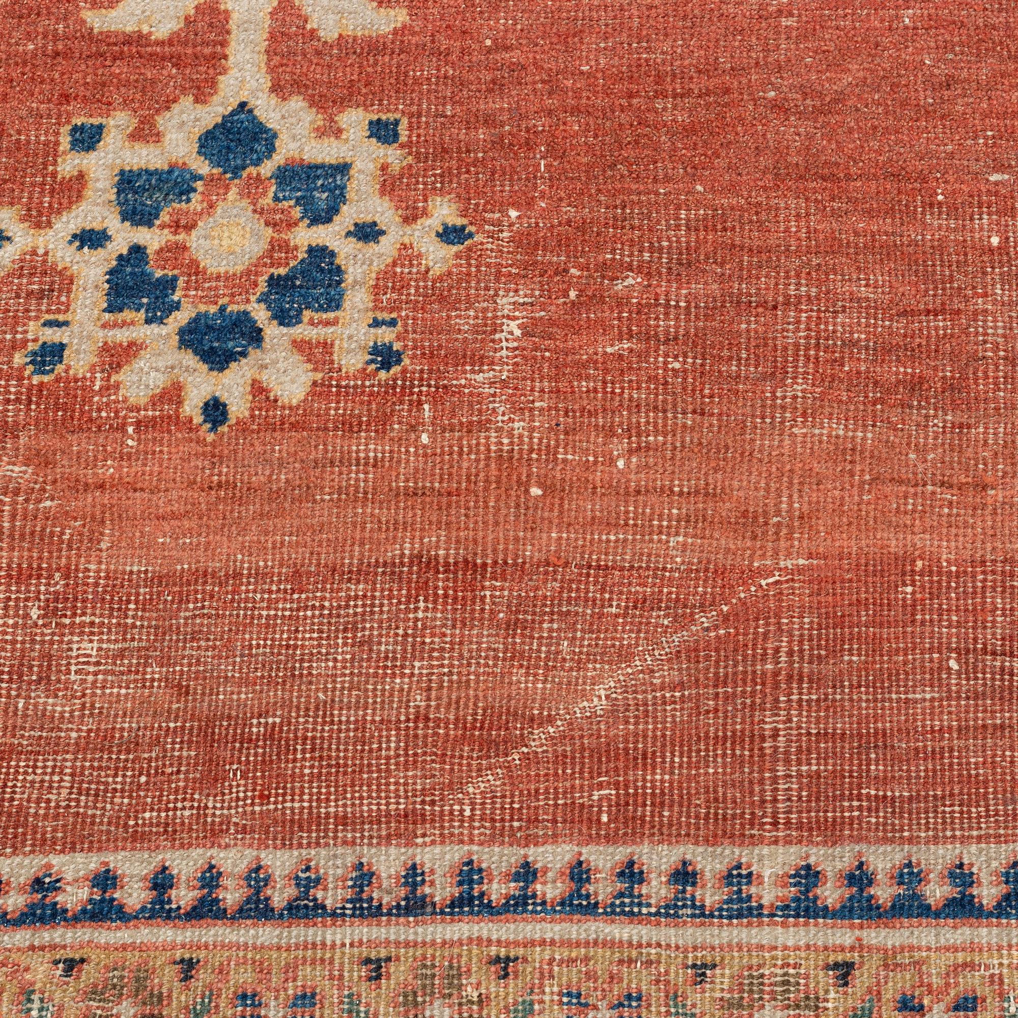 An antique Ziegler carpet, Sultanabad area, ca 418 x 330 cm.