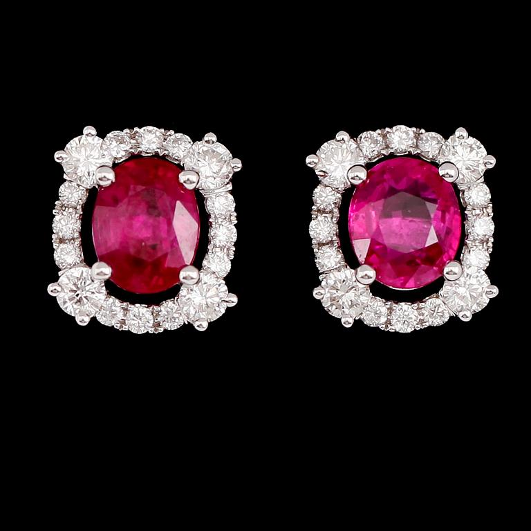 ÖRHÄNGEN, 1 par, 18 k vitguld, rubiner tot 2.80 ct, briljantslipade diamanter tot 0.79 ct.