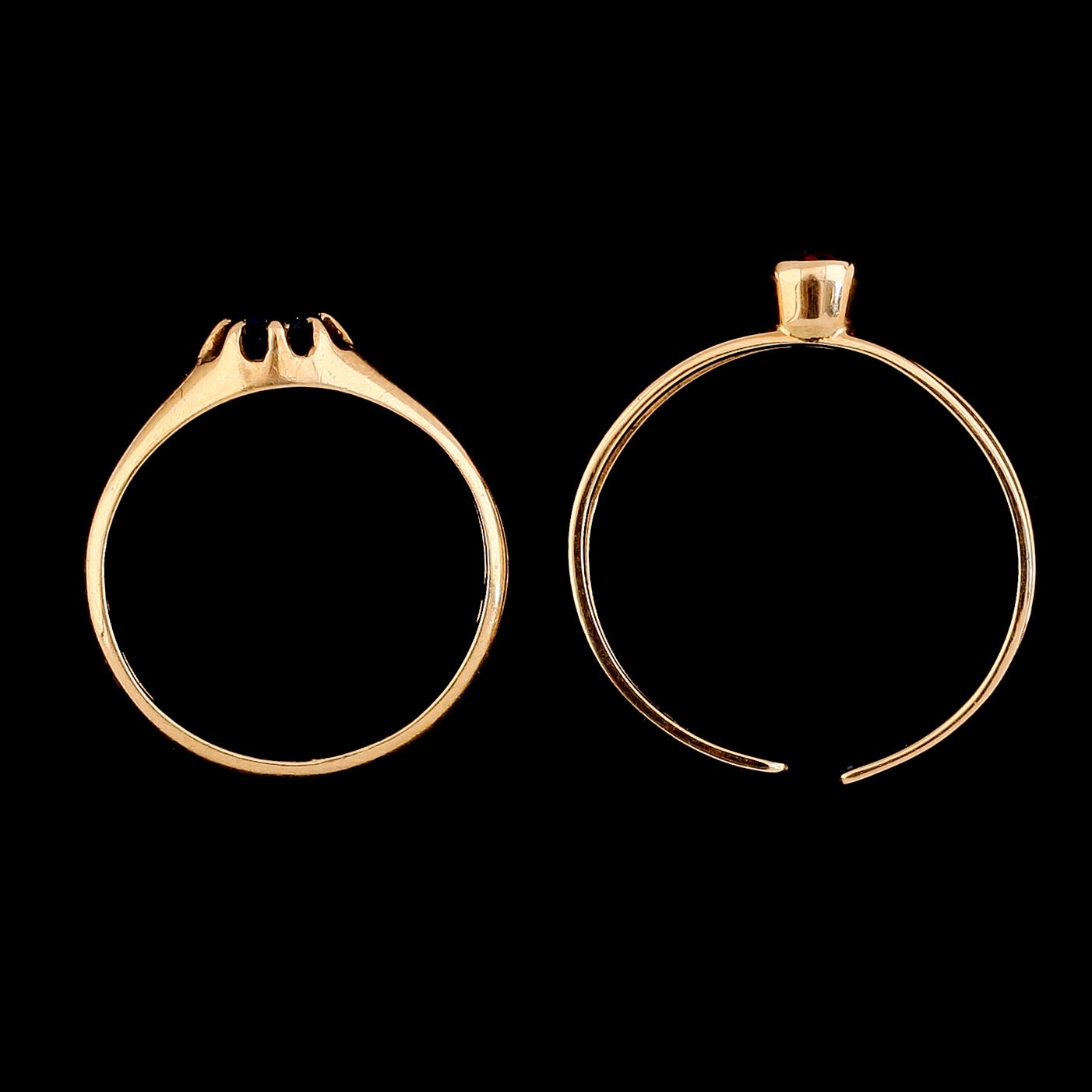 RINGAR, 2 st, 18K guld, med röd och blå sten. Vikt ca 3 g.