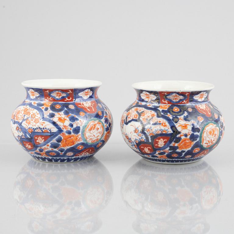 A dish and a pair of pots, porcelain, Japan, early 20th century.