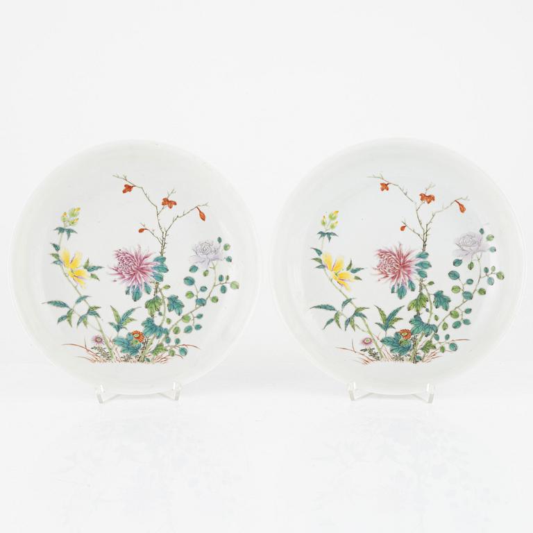 A pair of porcelain dishes, China, 'Jiangxi Ciye Gongsi', Republic/first half of the 20th century.