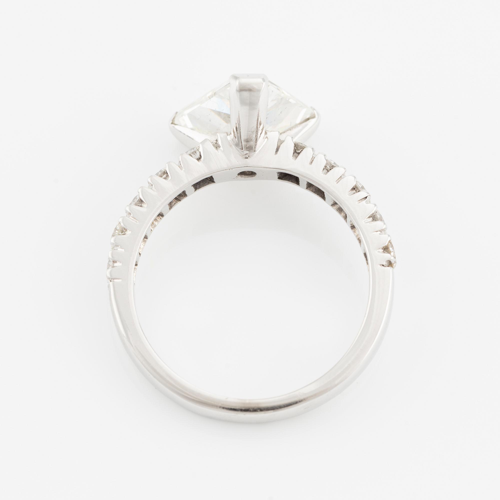 Ring with a triangular-shaped diamond, approx. 2.37 ct.