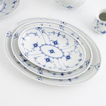 Matservis, porslin, 26 delar, "Musselmalet", Bing & Grøndahl, Danmark.