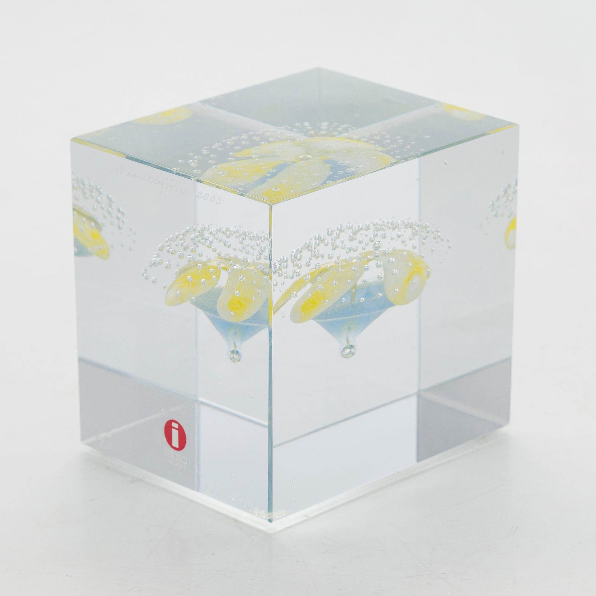 Oiva Toikka, annual glass cube 2000, signed Oiva Toikka Nuutajärvi 2000, 912/2000.