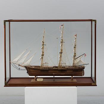 A 20th century wood and textil ship model, 'Flying CLoud'.