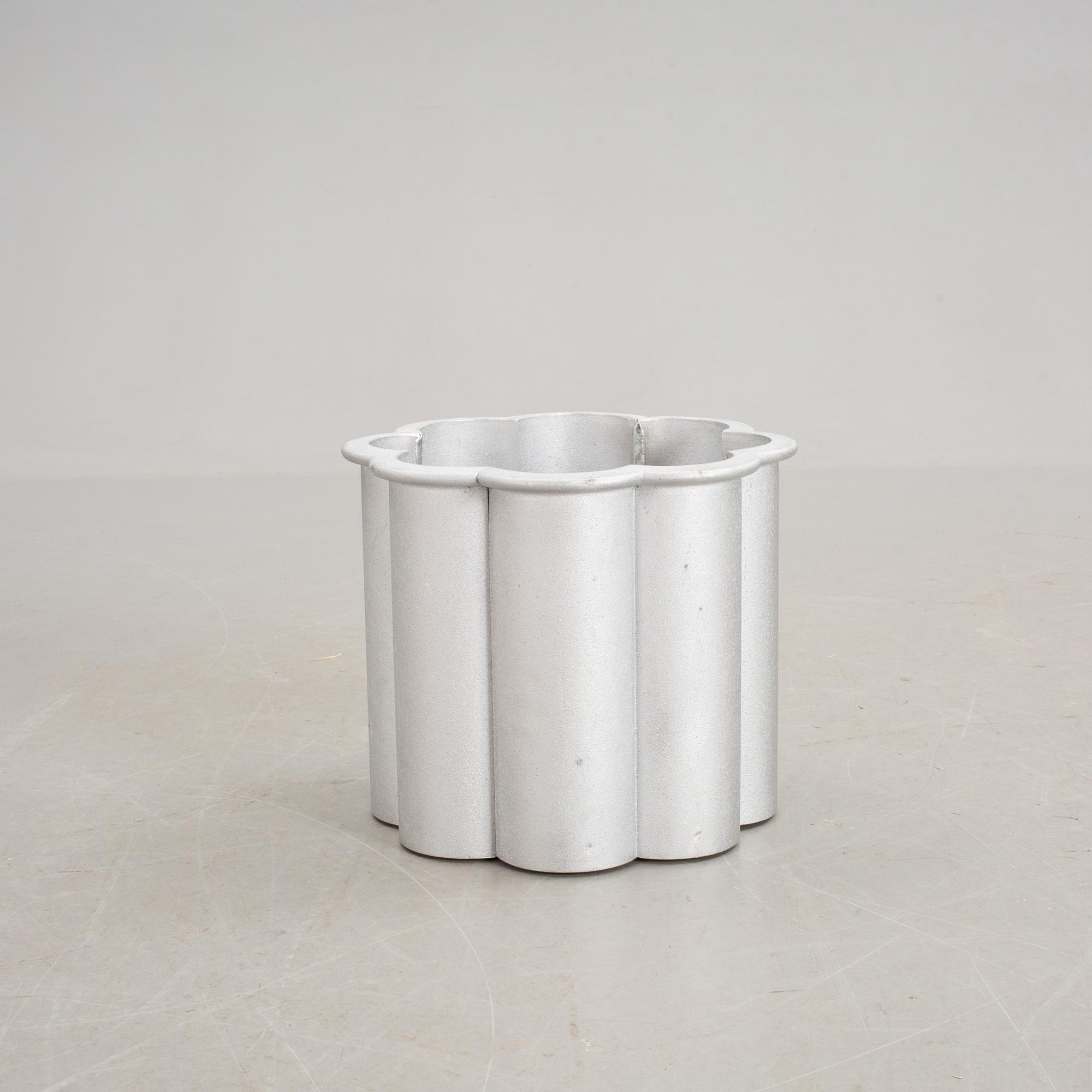 YTTERFODER, Signe Persson-Melin, Byarum, sandgjuten aluminium, modern tillverkning.