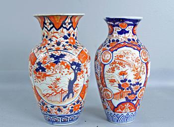 VASER, 2 st, porslin, Imari-dekor, Japan, omkring 1900.