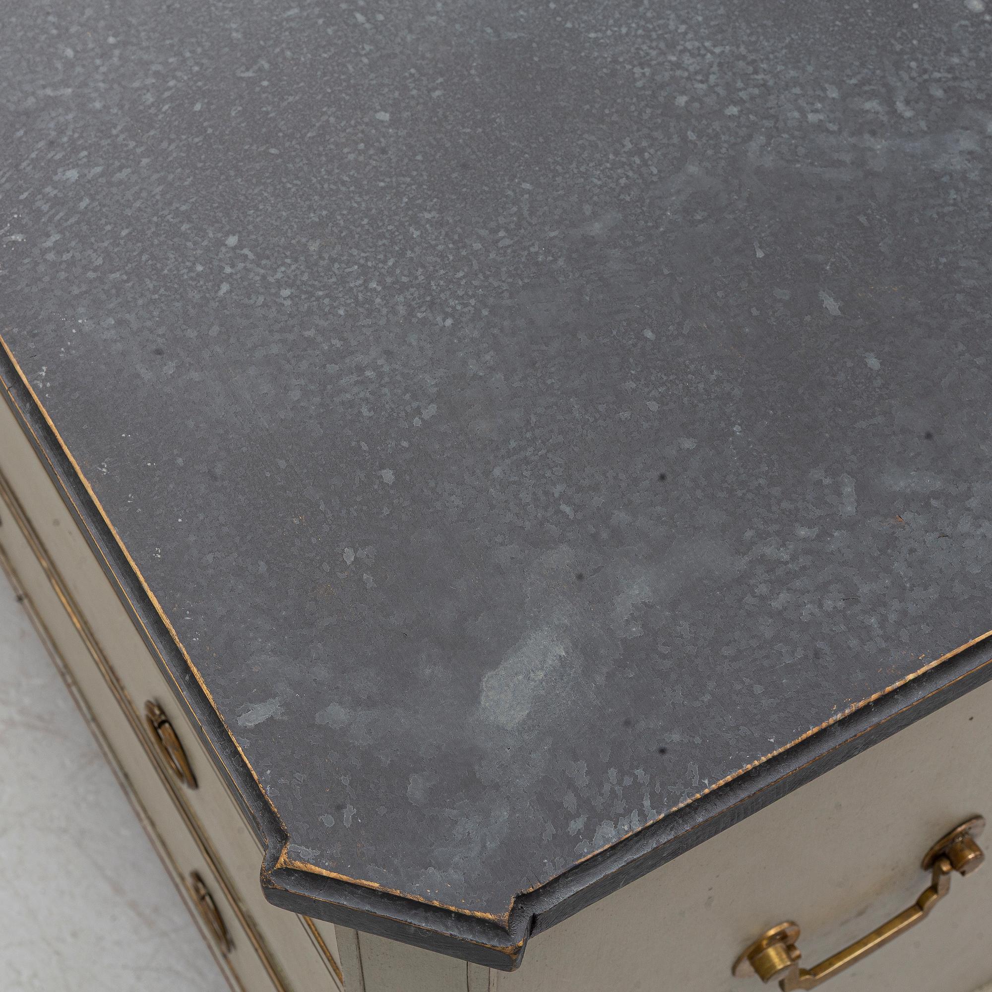 Chest of drawers, Gustavian style, 19th century.